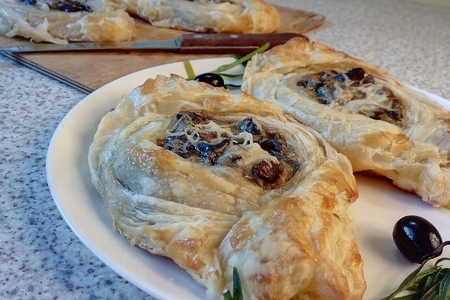Фото к рецепту: Пирожки слоённые-лодочки с сырно-грибной начинкой.
