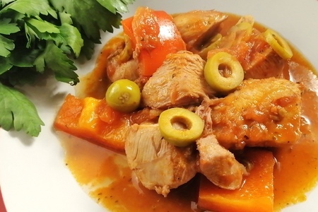 Фото к рецепту: Курица по-испански с оливками и сладким перцем
