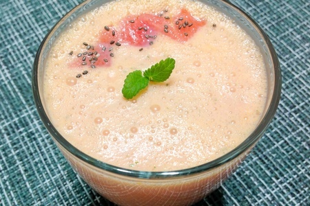 Фото к рецепту: Молочный коктейль с арбузом