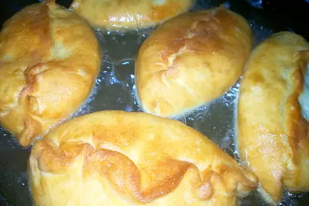 Жареные пирожки с картошкой.