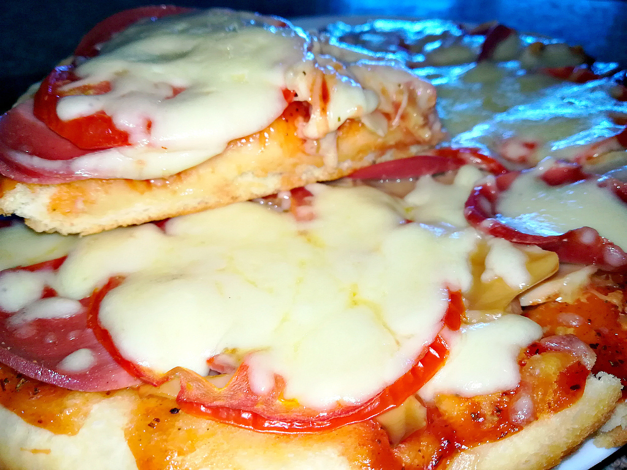 Заливная пицца в духовке рецепт. Тесто для пиццы на кислом молоке в духовке. Домашняя пицца толстая.