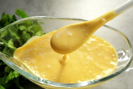Фото к рецепту: Медово-горчичный соус к мясу