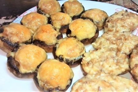 Фаршированные грибы и картофель запеченная с грибами и сыром