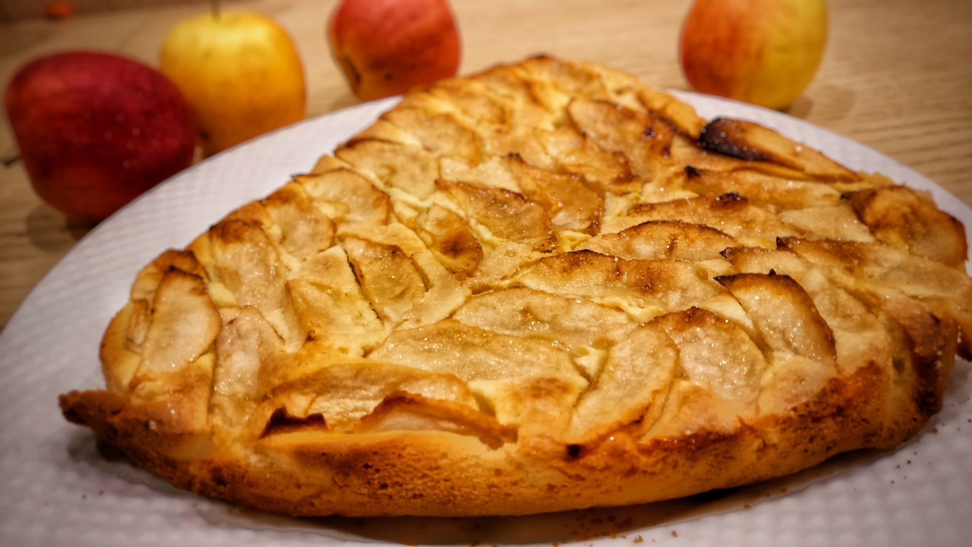 Песочное тесто с яблоками в духовке рецепт. Тесто для пирога с яблоками. Французские пироги с яблоками. Красивый открытый пирог с яблоками. Дрожжевой пирог с яблоками.