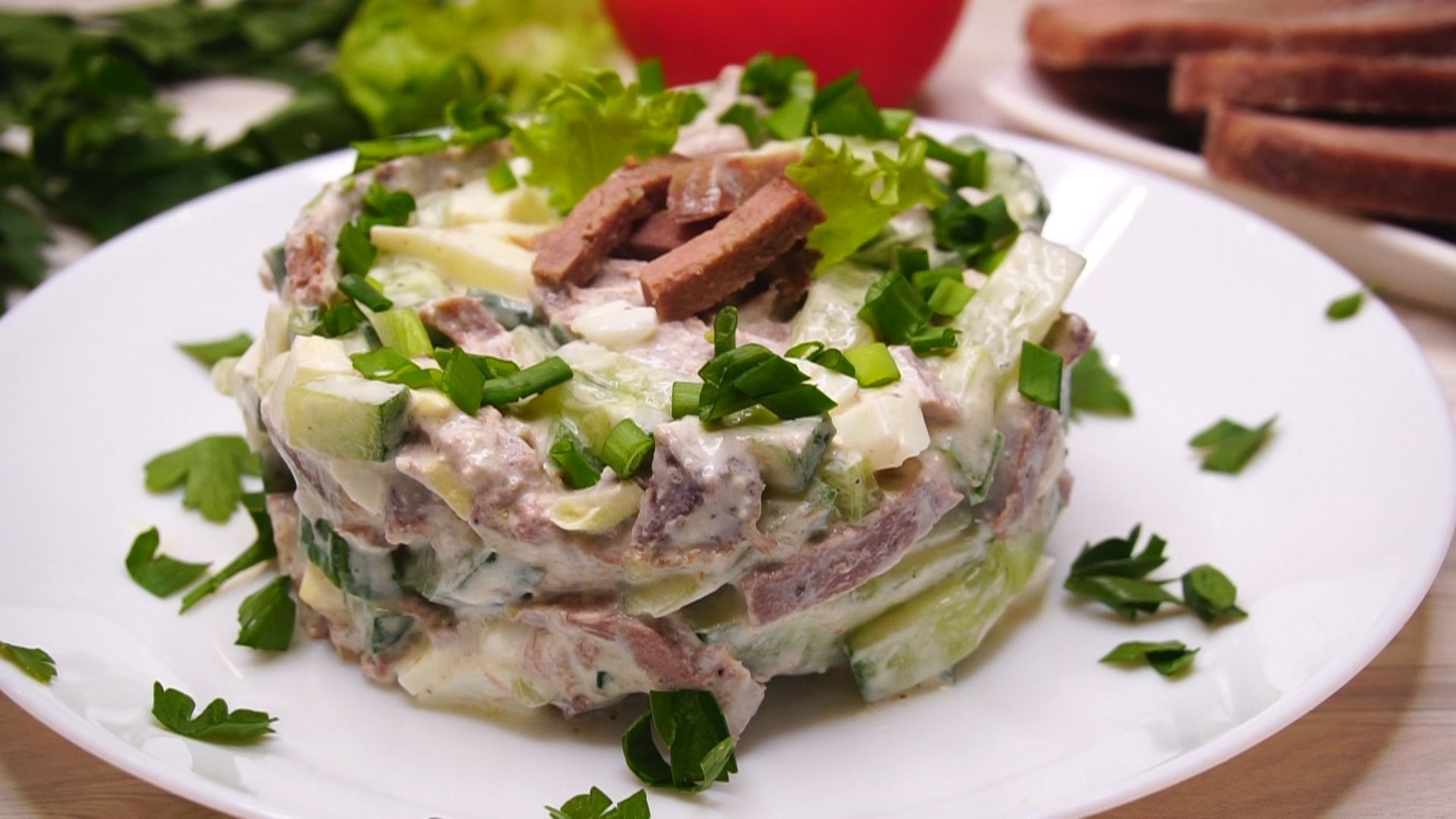 Вкусные салаты без яиц рецепты. Мясной салат. Салат с языком. Салат из говяжьего языка. Салат с языком говяжьим и соленым огурцом.