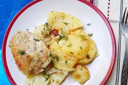 Фото к рецепту: Курочка с картошкой в духовке
