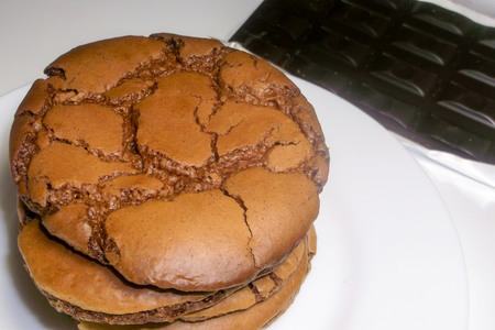 Фото к рецепту: Шоколадное треснутое печенье брауни