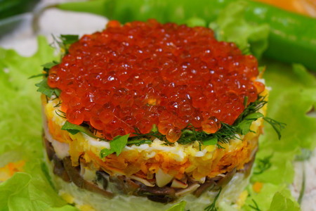 Праздничный салат из кальмаров с красной икрой