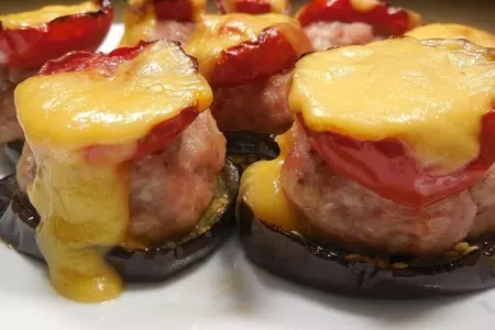 Мясные шарики с овощами в духовке