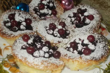 Бисквитные корзиночки с творогом и ягодами