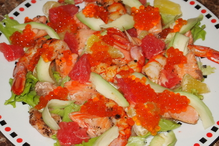 Фото к рецепту: Салат с красной икрой, креветками и рыбой!