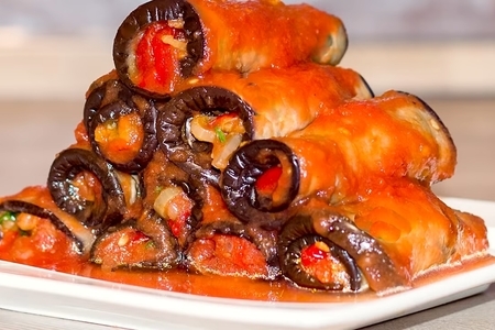 Фото к рецепту: Новогодняя закуска из маринованных баклажанов
