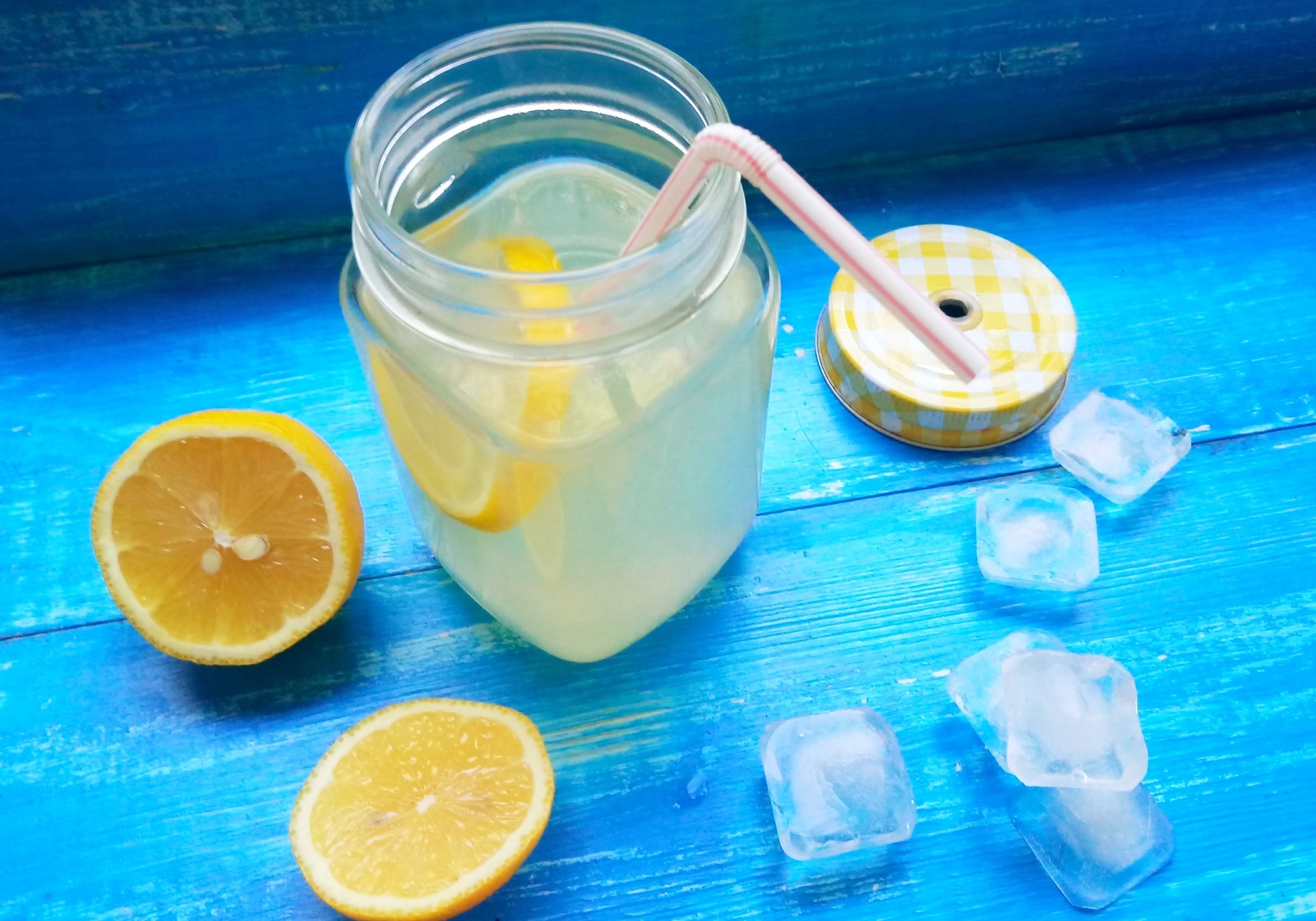 Прохладительные напитки. Лимон с сахаром. Лимонад домашний из сахара воды и лимона. Лимонный сок с сахаром. Сок из лимона в домашних условиях