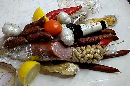Съедобный мужской букет из колбасы в подарок на новый год