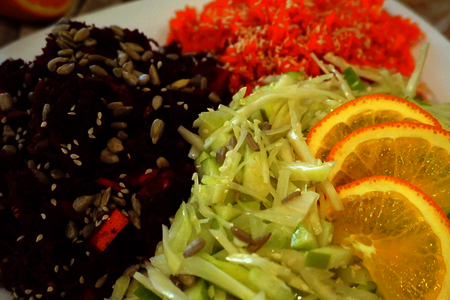 Фото к рецепту: "салатная тарелка" - три салата "без майонеза"