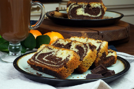Фото к рецепту: Мраморный кекс с горячим шоколадом