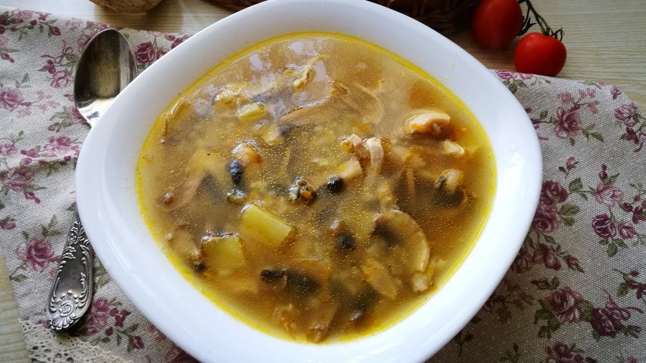 Суп с грибами рисом и картошкой. Грибной суп с рисом. Рисовый грибной суп. Суп рисовый с грибами. Суп с грибами и рисом.