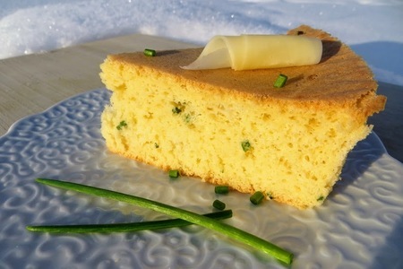 Фото к рецепту: Бисквит с сыром и зеленым луком