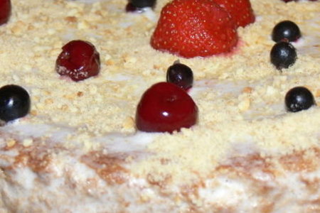 Фото к рецепту: Бисквитный торт со сливочно-белковым кремом