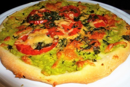 Фото к рецепту: Вегетарианская пицца с авокадо