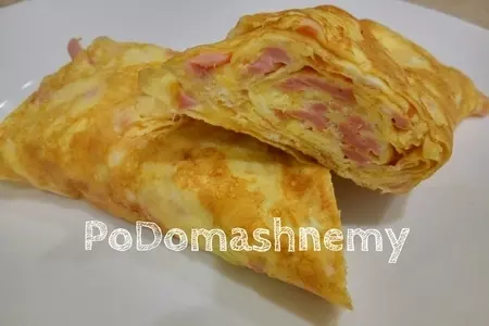 Омлет с колбаской и сыром.