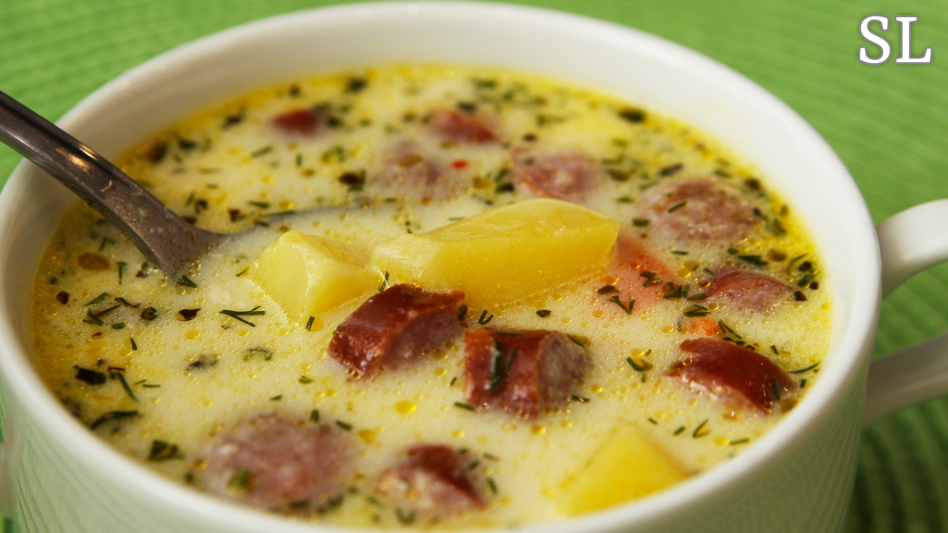 Вкусный супчик на скорую. Суп с охотничьими колбасками и плавленным сыром. Сырный суп с копченостями. Сырный суп с копчеными колбасками. Суп с колбасой и плавленным сыром.