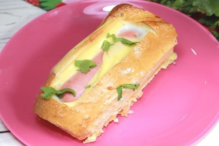Фото к рецепту: Бутерброды с сыром и сосиской