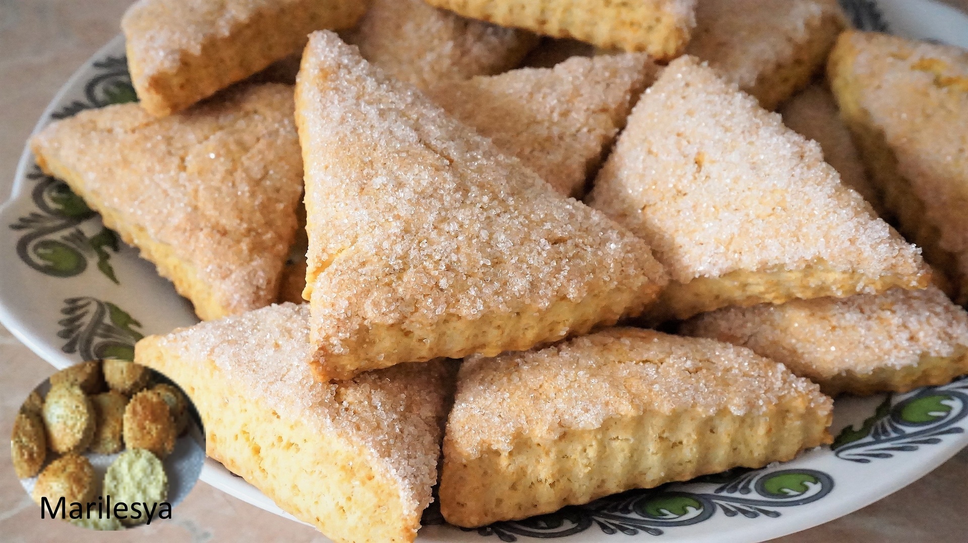Печенье на домашней сметане в духовке рецепт. Печенье. Печенье треугольники. Печенье сахарные треугольники. Печенье треугольники песочные.