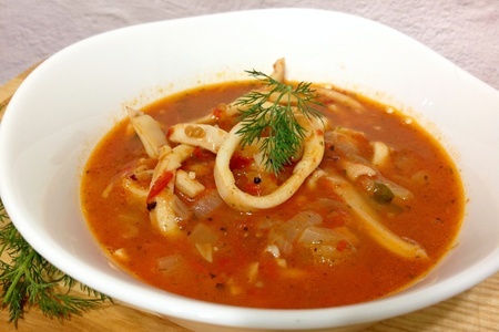 Фото к рецепту: Тушеные кальмары в томатном соусе