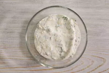 Сметано-сырный соус с чесноком