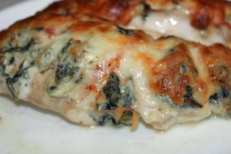 Фото к рецепту: Куриная грудка фаршированная шпинатом и сыром