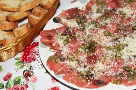 Карпаччо с пармезаном и песто