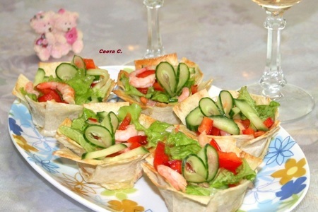 Фото к рецепту: Овощной салат с креветками в тарталетках из лаваша