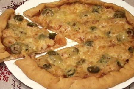 Фото к рецепту: Пицца с креветками и оливками