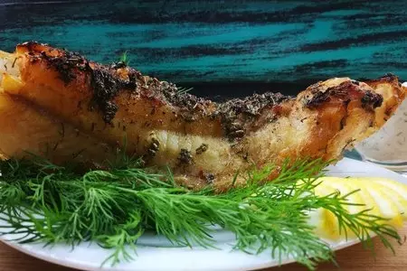 Запеченный макрурус с йогуртовым соусом