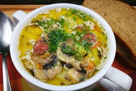 Сырный суп с грибами и колбасками
