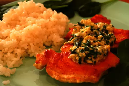 Мясо под шпинатом и сливками