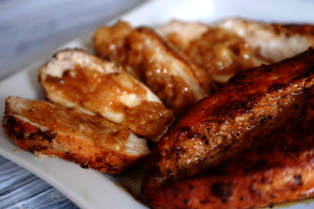 Фото к рецепту: Куриное филе на сковороде с чесночной пастой