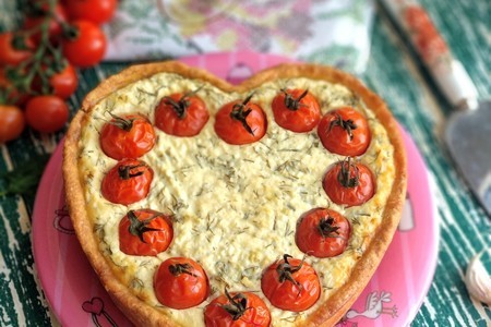 Фото к рецепту: Тарт с солёным творогом и помидорами черри