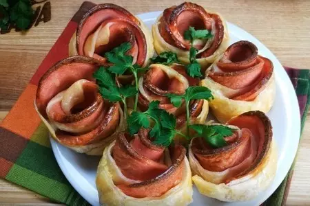 Булочки-розочки с колбасой