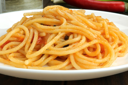 Фото к рецепту: Спагетти с соусом в одной сковороде
