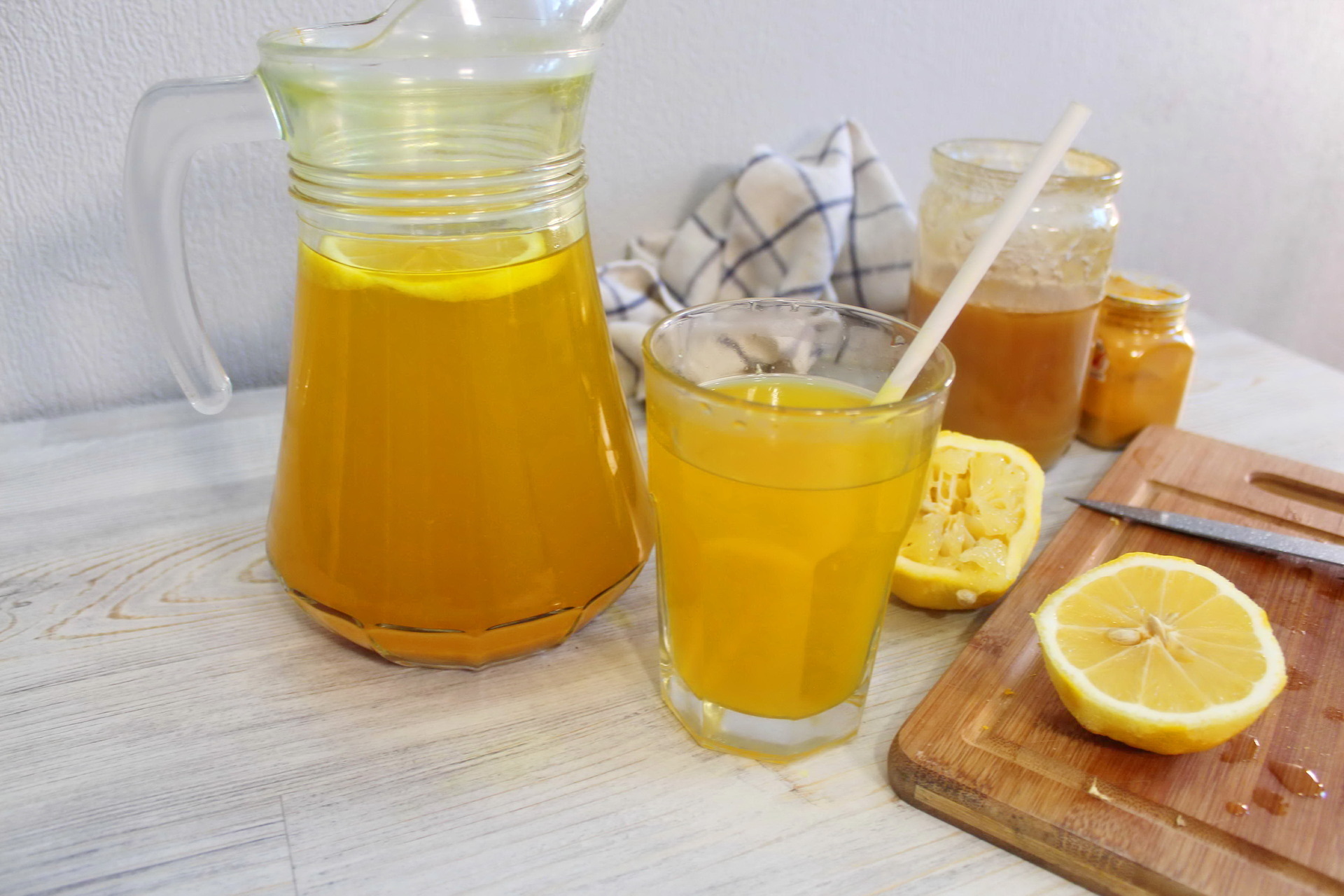 Сок лимона с медом. Напиток куркума имбирь лимон. Напиток с куркумой и лимоном и медом. Имбирный лимонад. Лимон с имбирем.