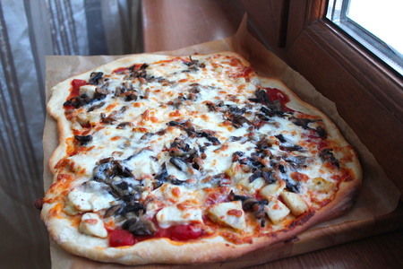 Фото к рецепту: Пицца с курицей и грибами тонкая и вкусная