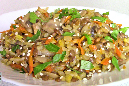 Фото к рецепту: Каша из чечевицы и риса с грибами