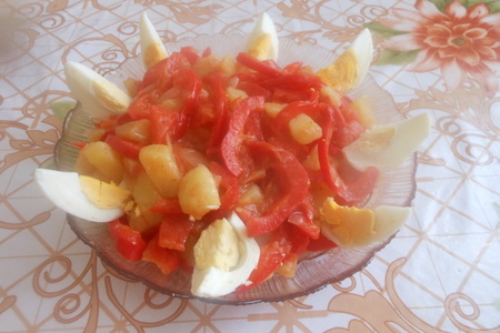 Теплый картофельный салат с помидорами и перцем