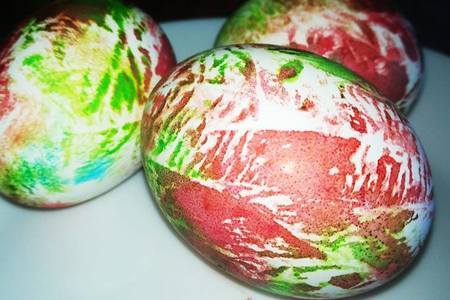 Фото к рецепту: Как покрасить пасхальные яйца