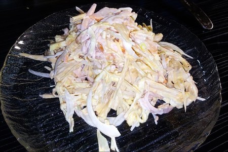 Фото к рецепту: Салат пикантный со спаржей, копченым филе и яичным блинчиком
