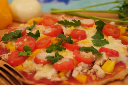 Фото к рецепту: Ленивая пицца на сковороде