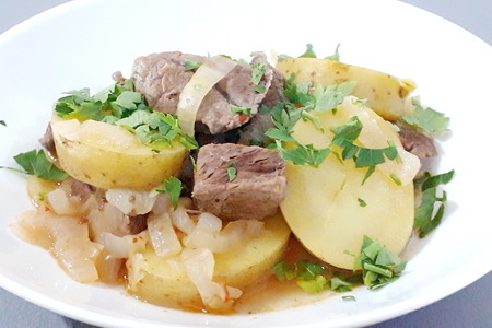 Фото к рецепту: Картофель с мясом в утятнице
