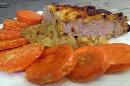 Мясо в духовке в чесночном коконе со сливочной морковкой